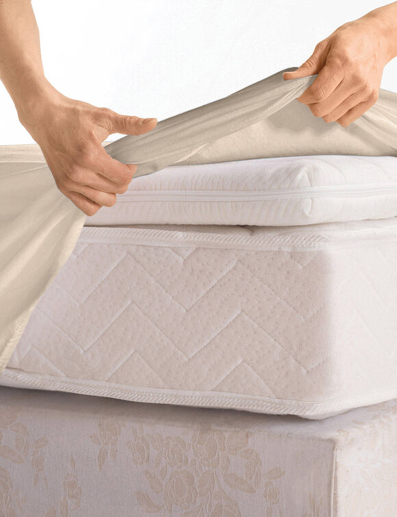 Effen hoeslaken in jersey, hoekdiepte 40 cm (zandkleur) Effen hoeslaken in jersey, hoekdiepte 40 cm (zandkleur)